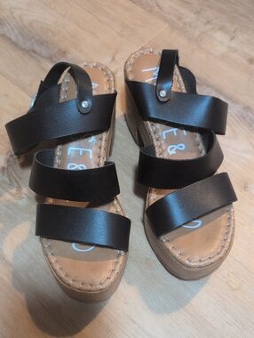 Musse & Cloud Women’s Black Strappy Platform Sandals